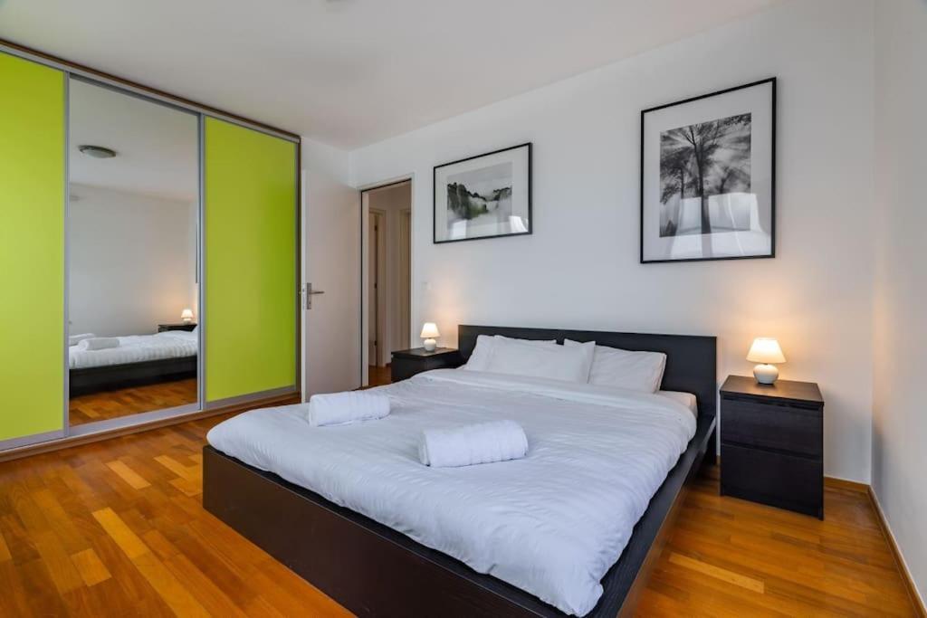 Modern Spacious Flat With A Terrace And A Parking Prague Ngoại thất bức ảnh