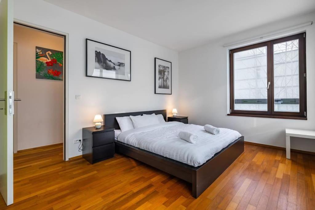 Modern Spacious Flat With A Terrace And A Parking Prague Ngoại thất bức ảnh