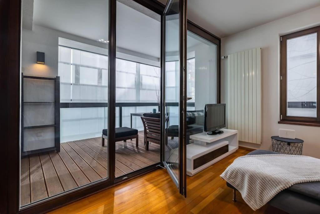 Modern Spacious Flat With A Terrace And A Parking Prague Ngoại thất bức ảnh