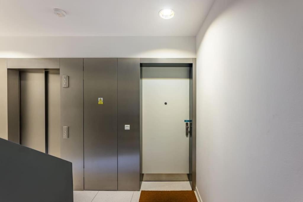 Modern Spacious Flat With A Terrace And A Parking Prague Ngoại thất bức ảnh