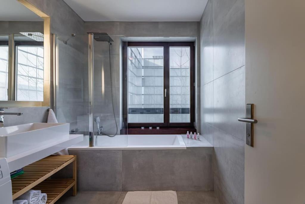 Modern Spacious Flat With A Terrace And A Parking Prague Ngoại thất bức ảnh