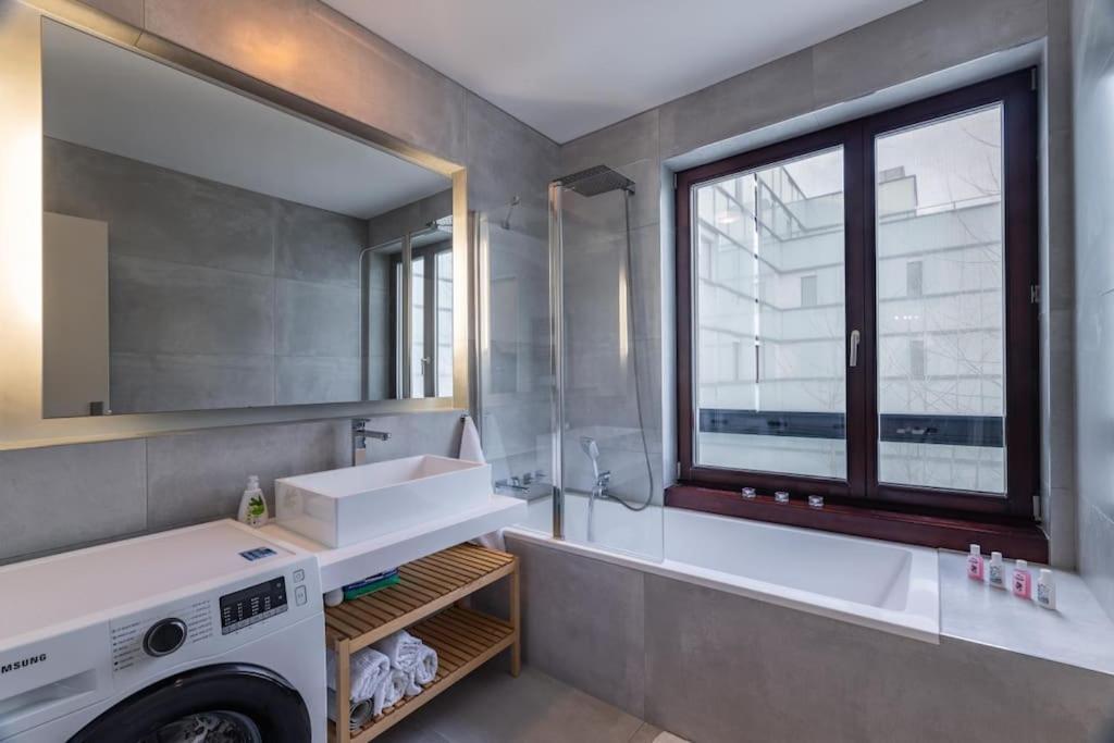Modern Spacious Flat With A Terrace And A Parking Prague Ngoại thất bức ảnh