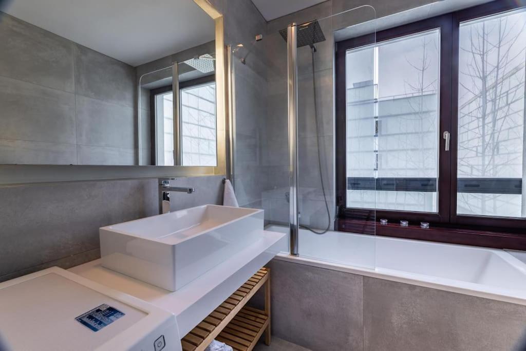 Modern Spacious Flat With A Terrace And A Parking Prague Ngoại thất bức ảnh